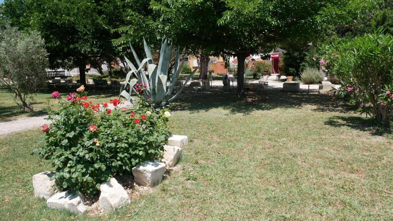 Mas Maurane - Le Bougainvillier Aux Portes D'Arles Apartment Tarascon Exterior photo